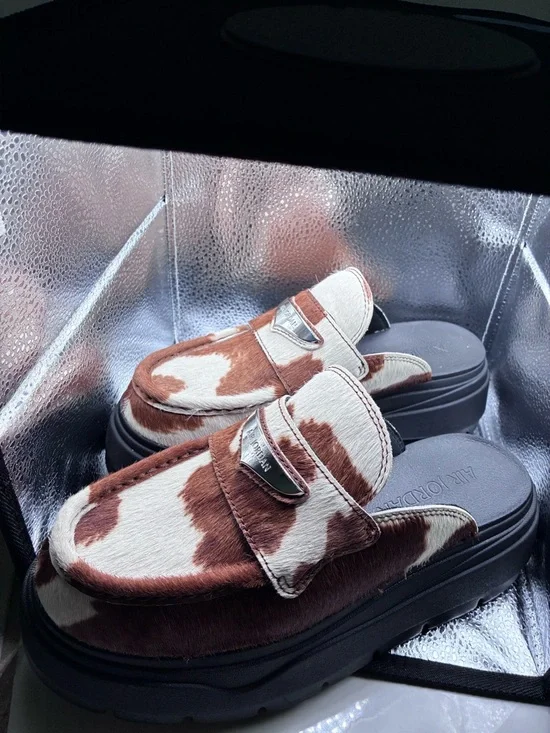The Nike Air Jordan Mule Cow Print Brown IB1497-001 in size 7 WOMEN - Picture 3 of 10